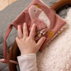 Little Dutch Flowers & Butterflies Pehmeä Pikku Puuhakirja -Ulkolelut myymälä 8713291887190 4